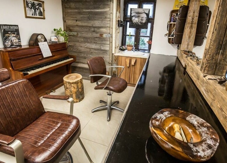 Barber szék és zongora a Fredy Barbershopban, Győr, HU.