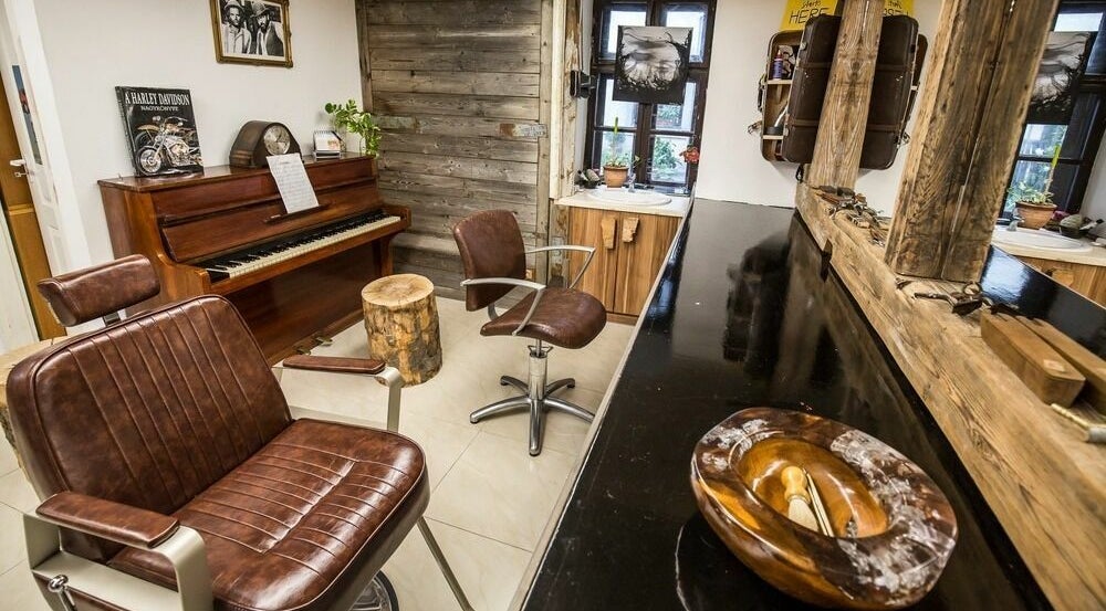 Barber szék és zongora a Fredy Barbershopban, Győr, HU.