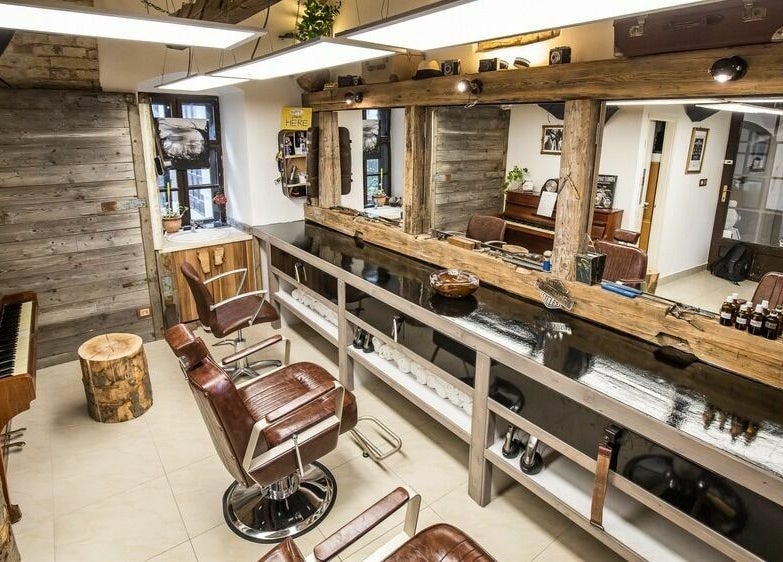 Fredy Barbershop belső tér Győr, HU: vintage berendezéssel és elegáns tükrökkel.