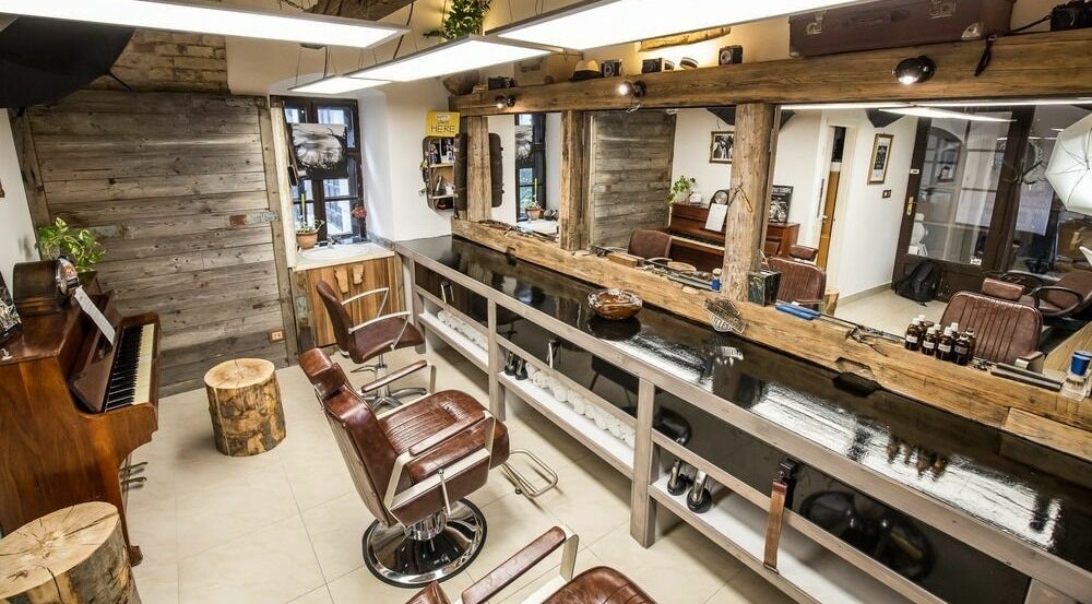 Fredy Barbershop belső tér Győr, HU: vintage berendezéssel és elegáns tükrökkel.