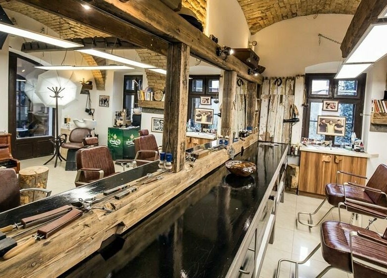 Fredy Barbershop belső tere Győrben, HU, rusztikus stílusban berendezve, modern szépségszolgáltatásokkal.