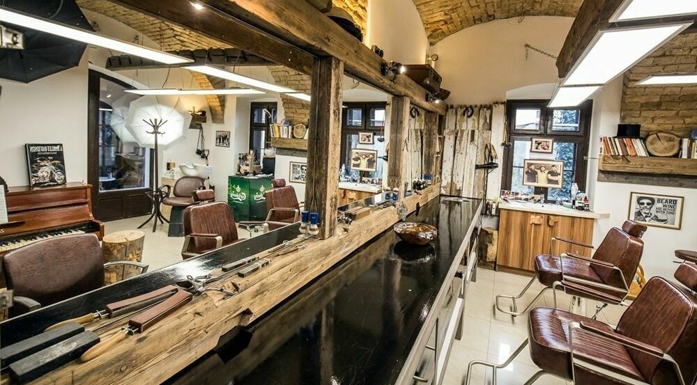 Fredy Barbershop belső tere Győrben, HU, rusztikus stílusban berendezve, modern szépségszolgáltatásokkal.