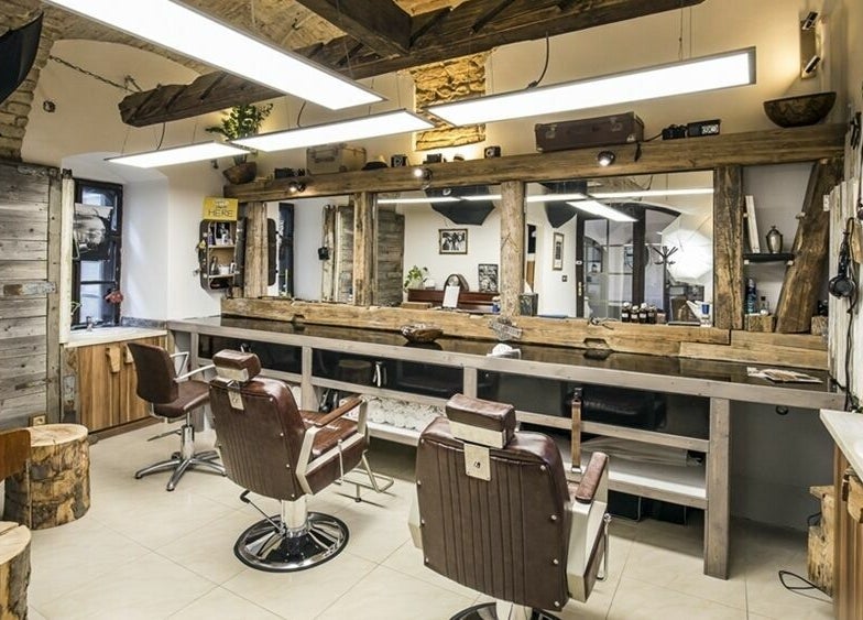 Fredy Barbershop belső tér Győr, HU: rusztikus berendezés és retró borbélyszékek.
