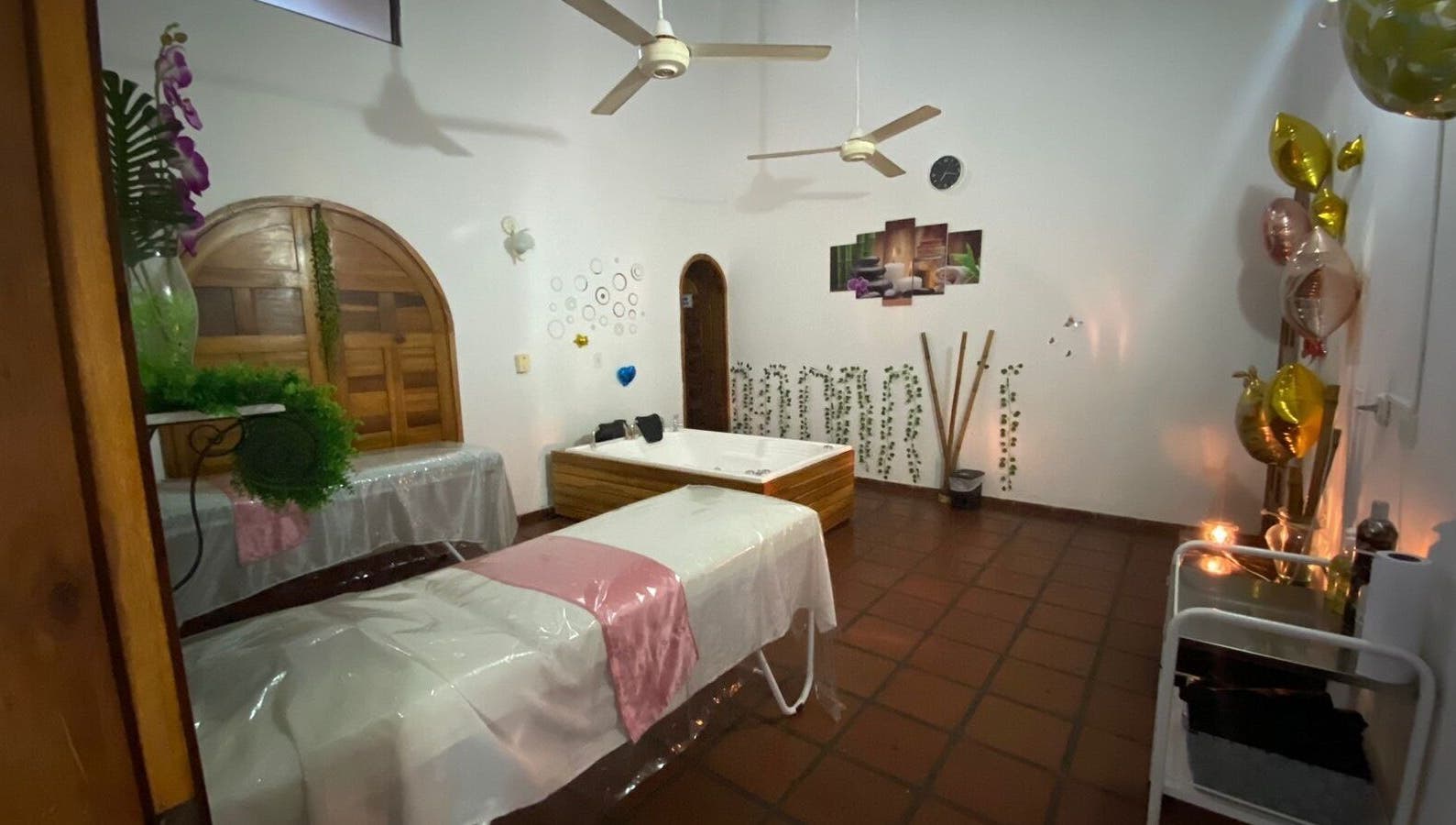 Sala de masajes en Neyla Viña Spa 🌸 en La Dorada, Caldas, CO con decoración relajante.