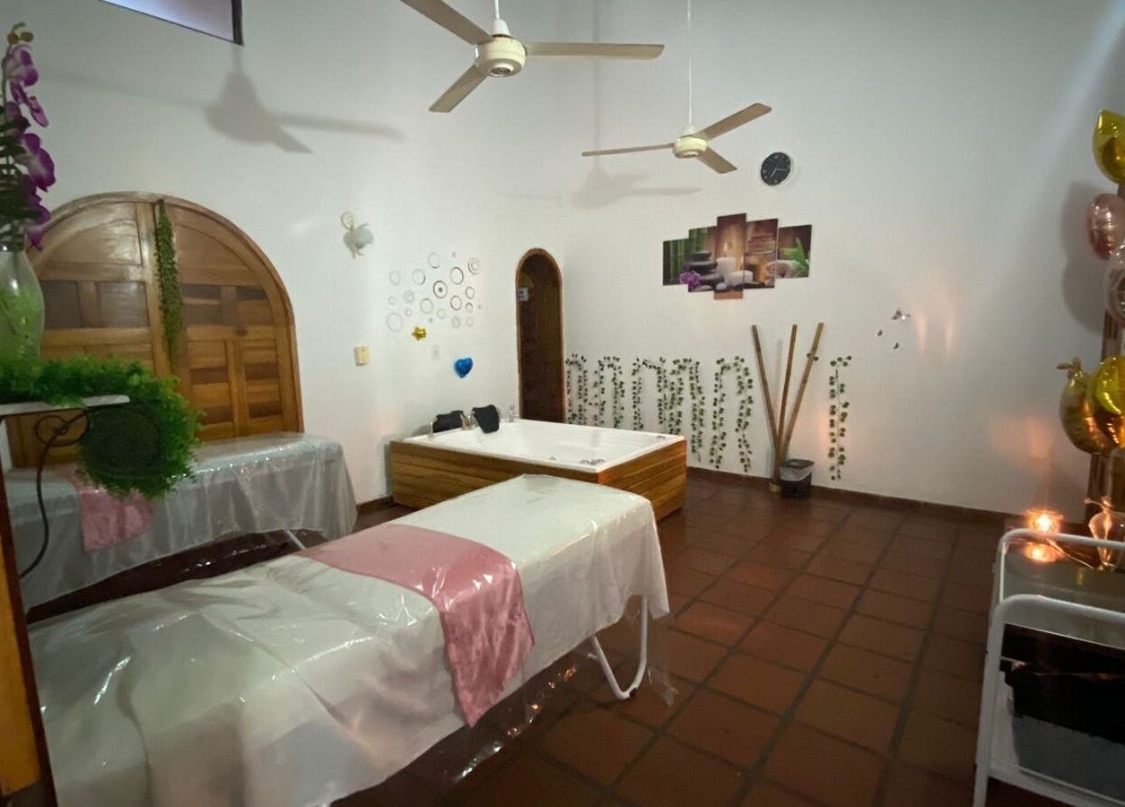 Sala de masajes en Neyla Viña Spa 🌸 en La Dorada, Caldas, CO con decoración relajante.