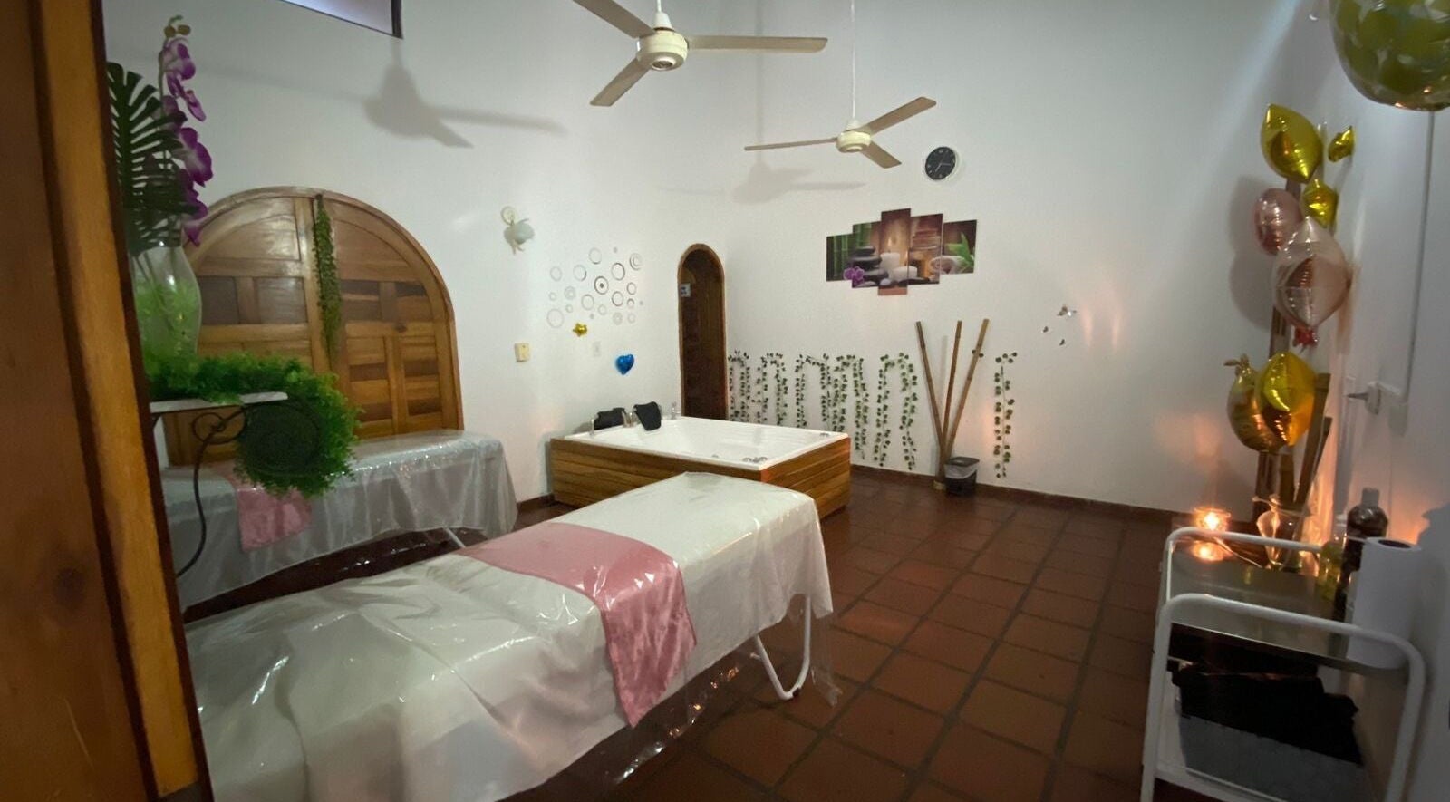 Sala de masajes en Neyla Viña Spa 🌸 en La Dorada, Caldas, CO con decoración relajante.