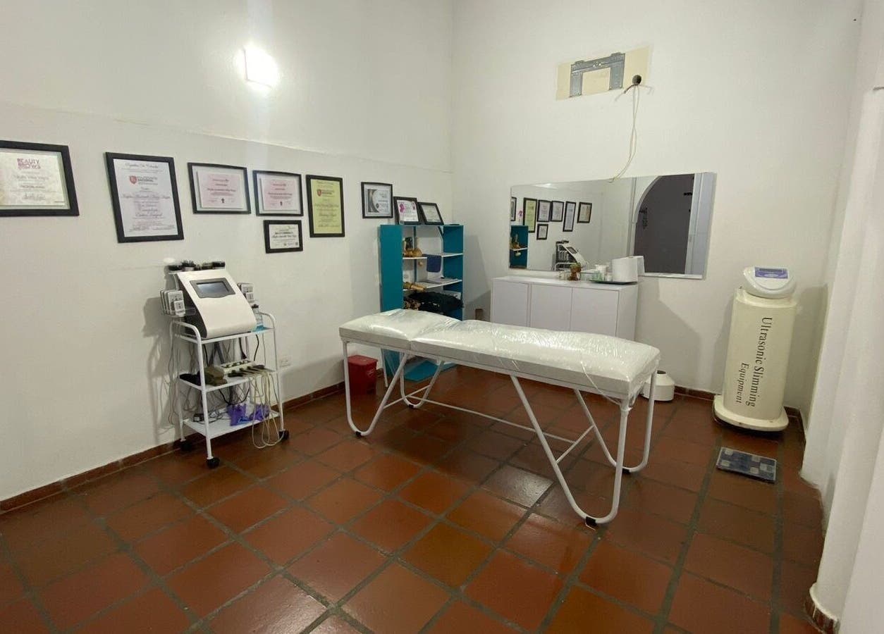 Sala de tratamiento en Neyla Viña Spa 🌸, La Dorada, Caldas, CO. Ambiente acogedor con camilla.