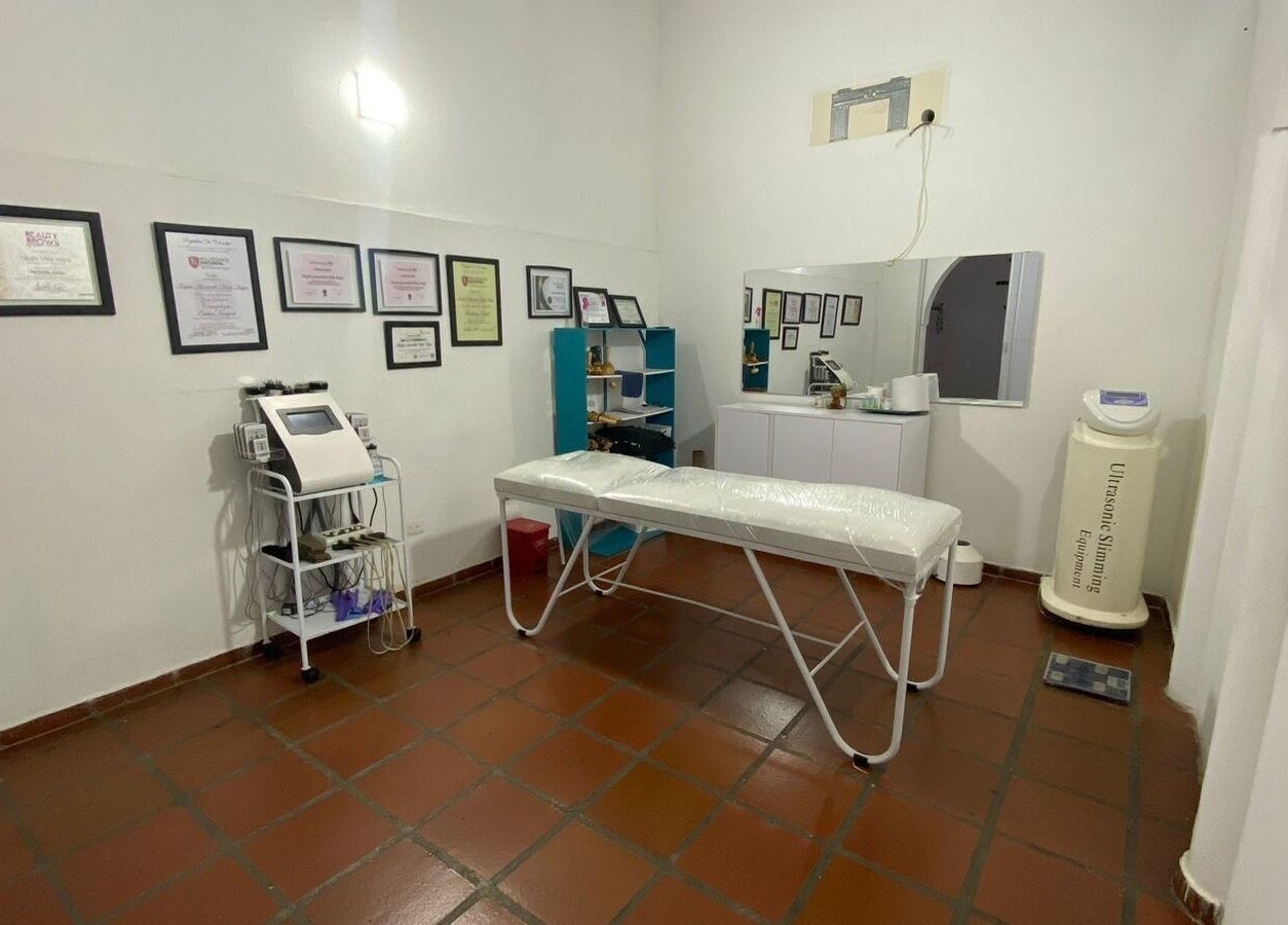 Sala de tratamiento en Neyla Viña Spa 🌸, La Dorada, Caldas, CO. Ambiente acogedor con camilla.