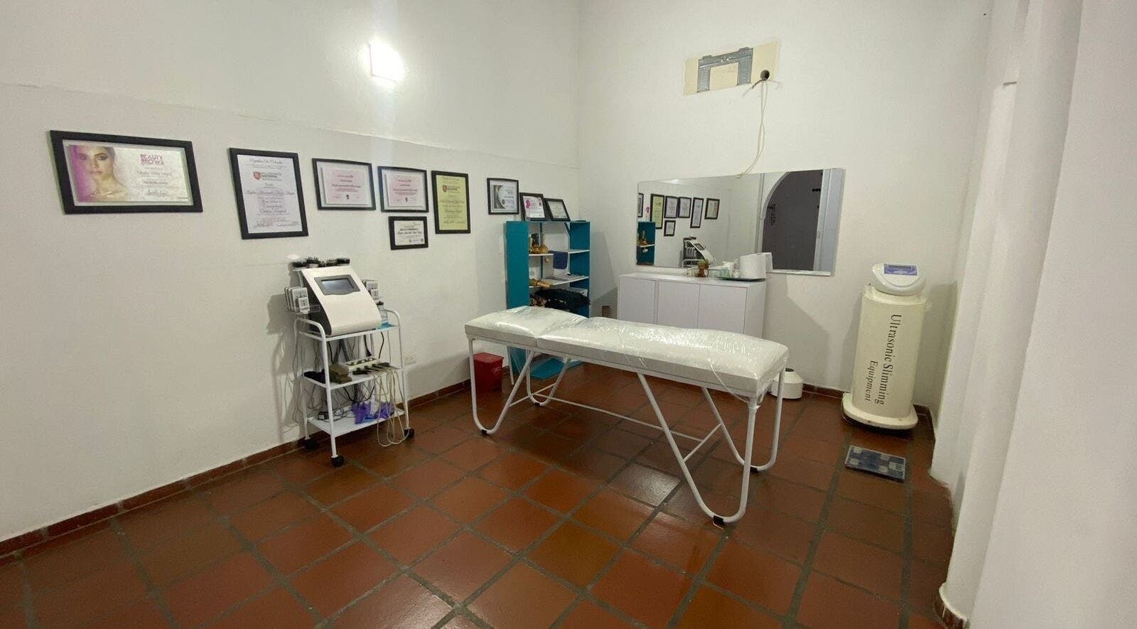 Sala de tratamiento en Neyla Viña Spa 🌸, La Dorada, Caldas, CO. Ambiente acogedor con camilla.