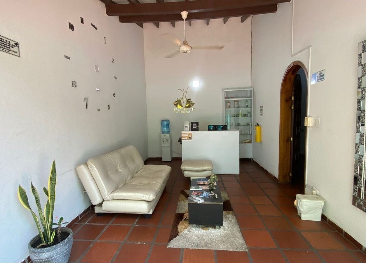 Sala de espera en Neyla Viña Spa 🌸, La Dorada, Caldas, CO con sofá y decoración minimalista.