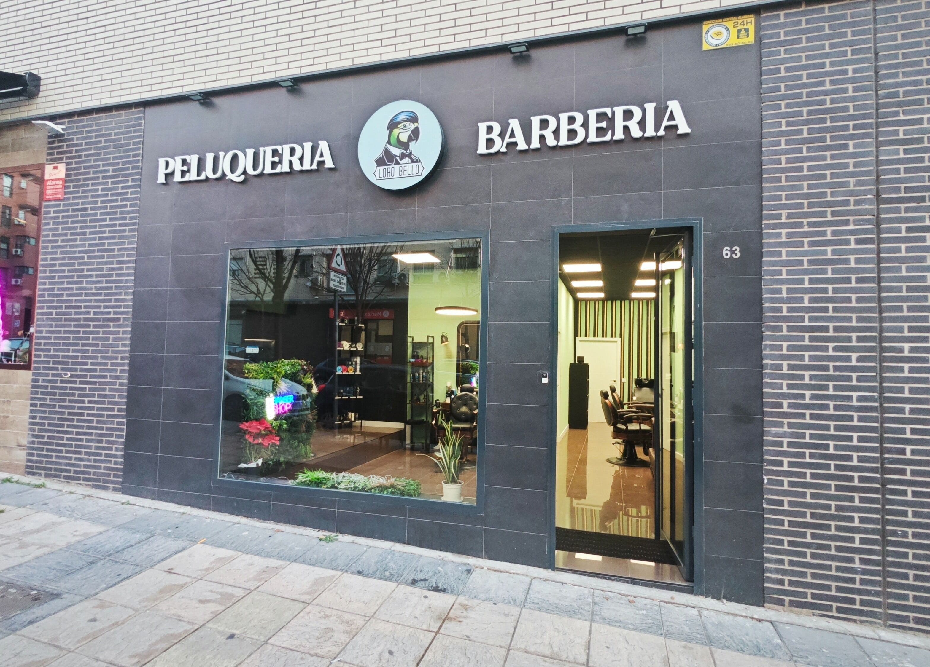 Fachada de Loro Bello Barbería en Móstoles, Comunidad De Madrid, ES, destacando su diseño moderno.