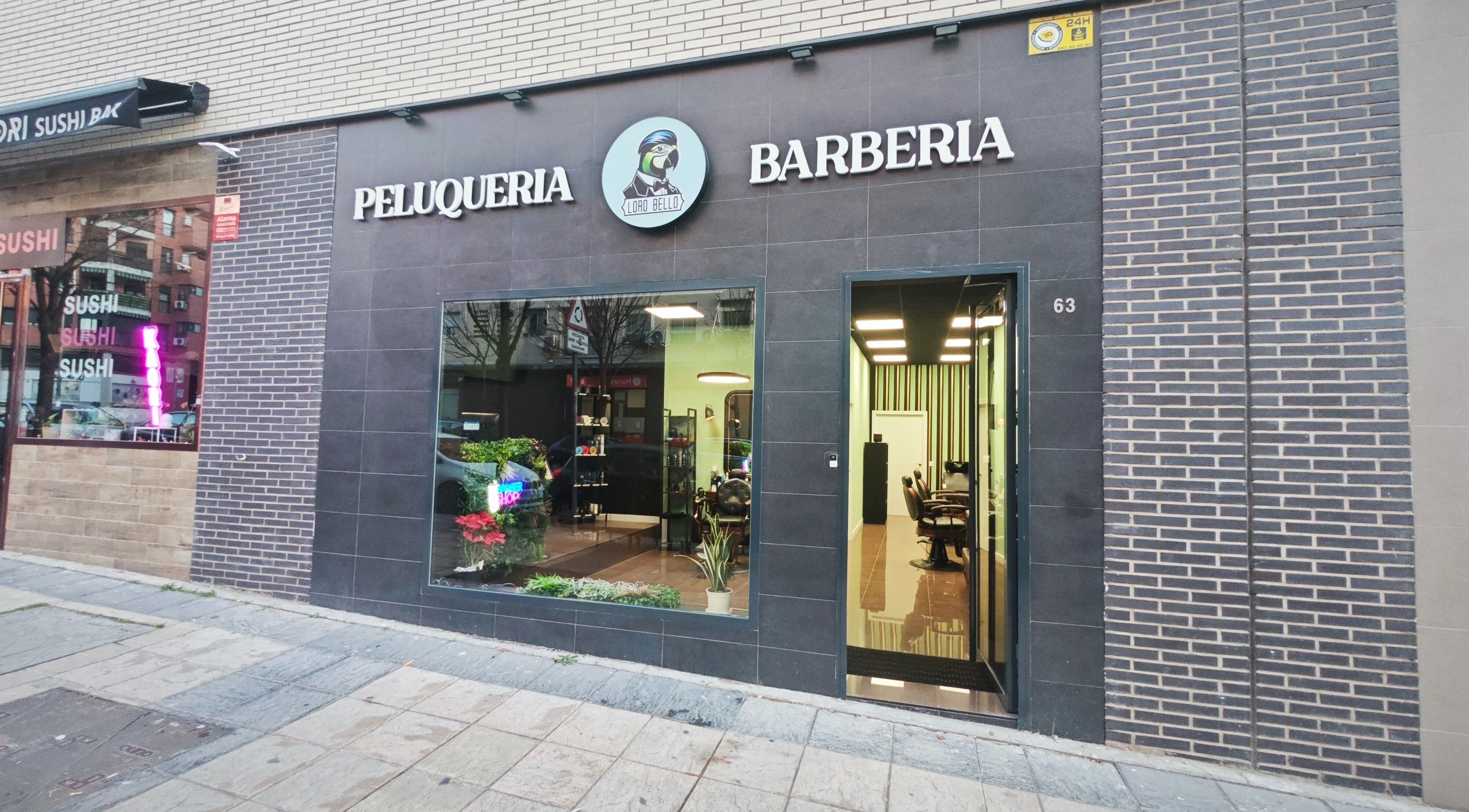 Fachada de Loro Bello Barbería en Móstoles, Comunidad De Madrid, ES, destacando su diseño moderno.