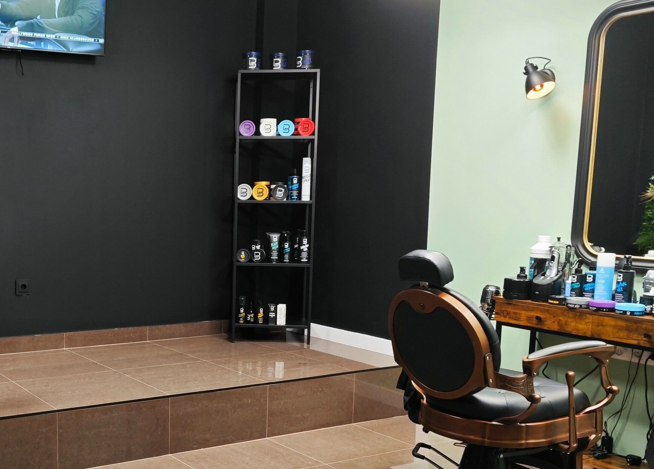 Interior elegante de Loro Bello Barbería, Móstoles, Comunidad De Madrid, ES. Silla y productos de cuidado personal.