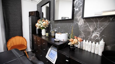 hình ảnh 2 của East London Hair and Beauty Studio