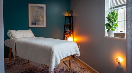 Hollie Booth Hypnotherapy & Holistic Therapies image 2