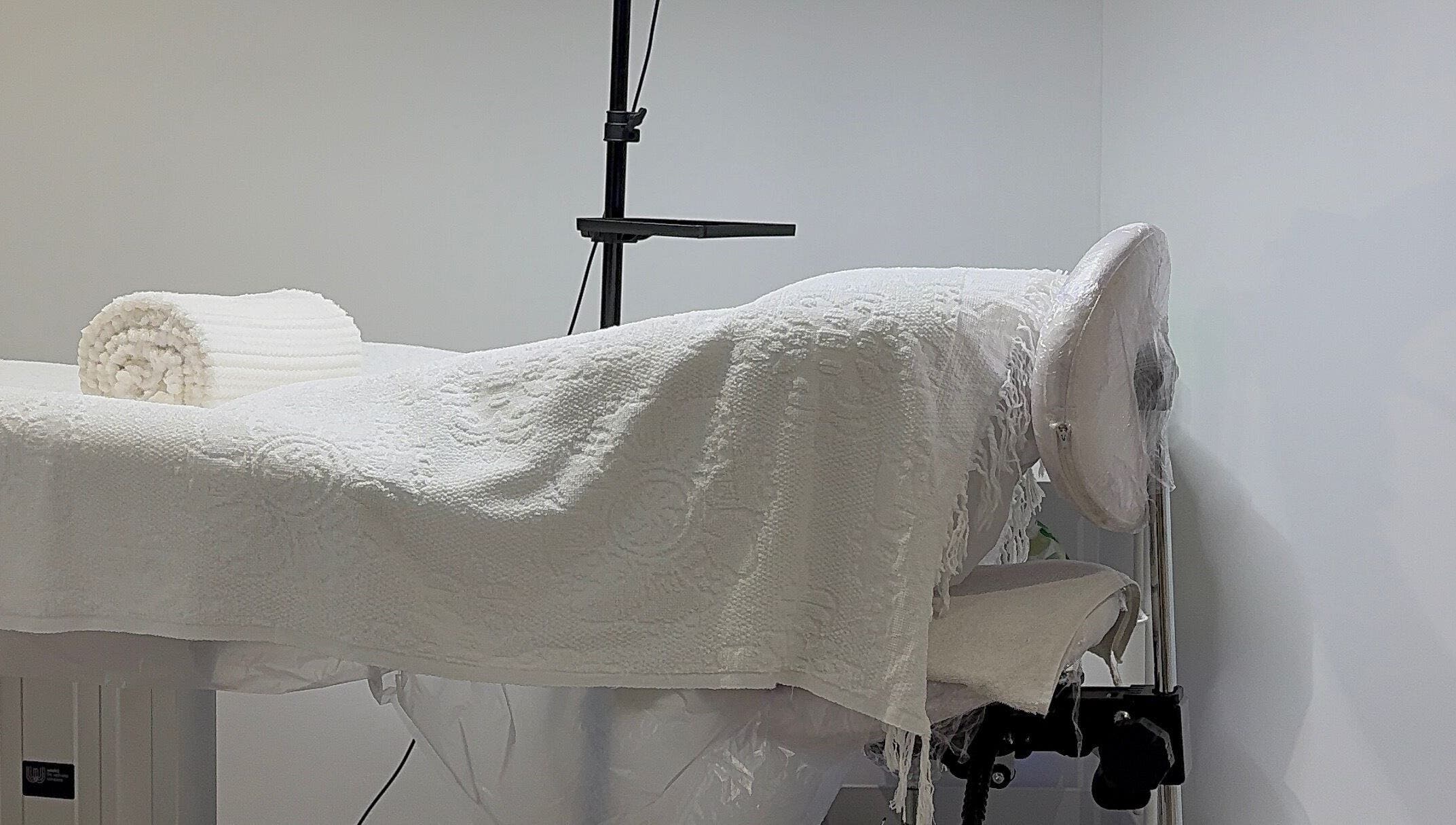 Table de massage élégante chez Harmony Facce, ., FR, offrant détente et bien-être.