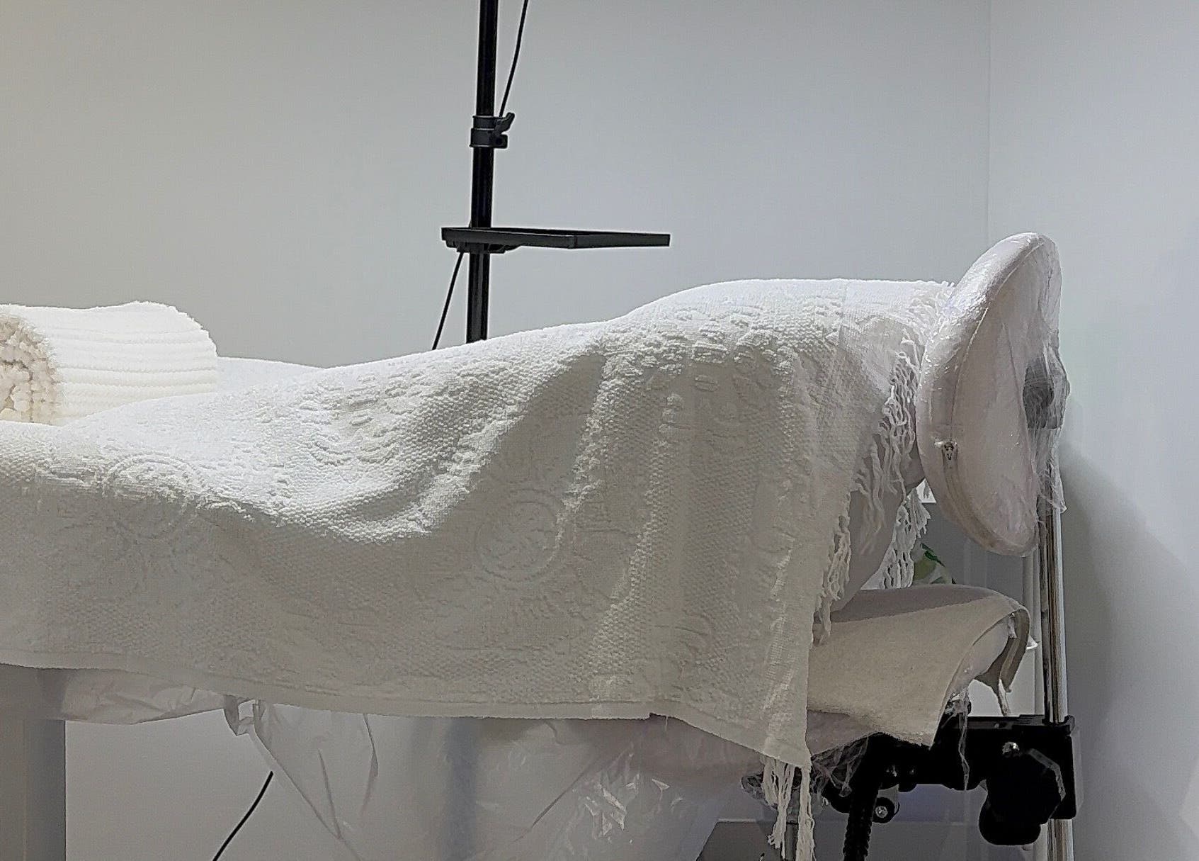 Table de massage élégante chez Harmony Facce, ., FR, offrant détente et bien-être.