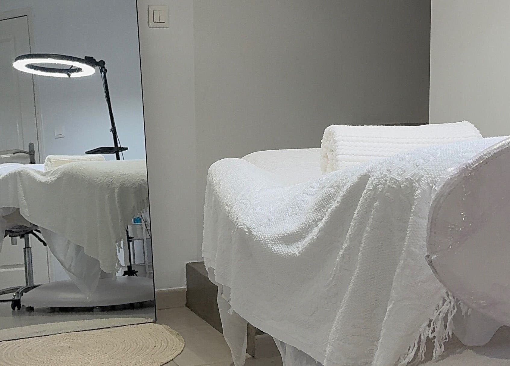 Salle de soin apaisante à Harmony Facce, ., FR, avec une table de massage et éclairage doux.