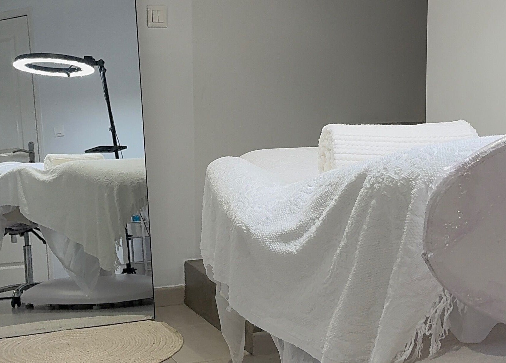 Salle de soin apaisante à Harmony Facce, ., FR, avec une table de massage et éclairage doux.