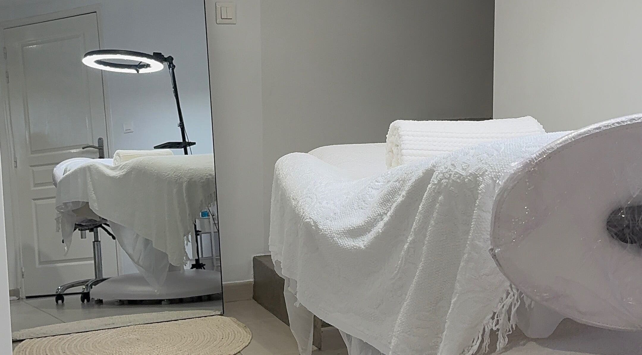 Salle de soin apaisante à Harmony Facce, ., FR, avec une table de massage et éclairage doux.