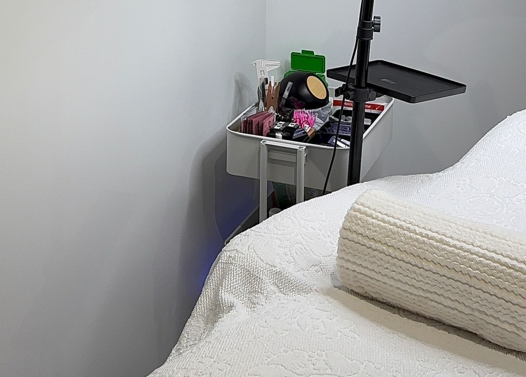 Lit de soin cosy à Harmony Facce, ., FR, prêt pour les traitements bien-être.