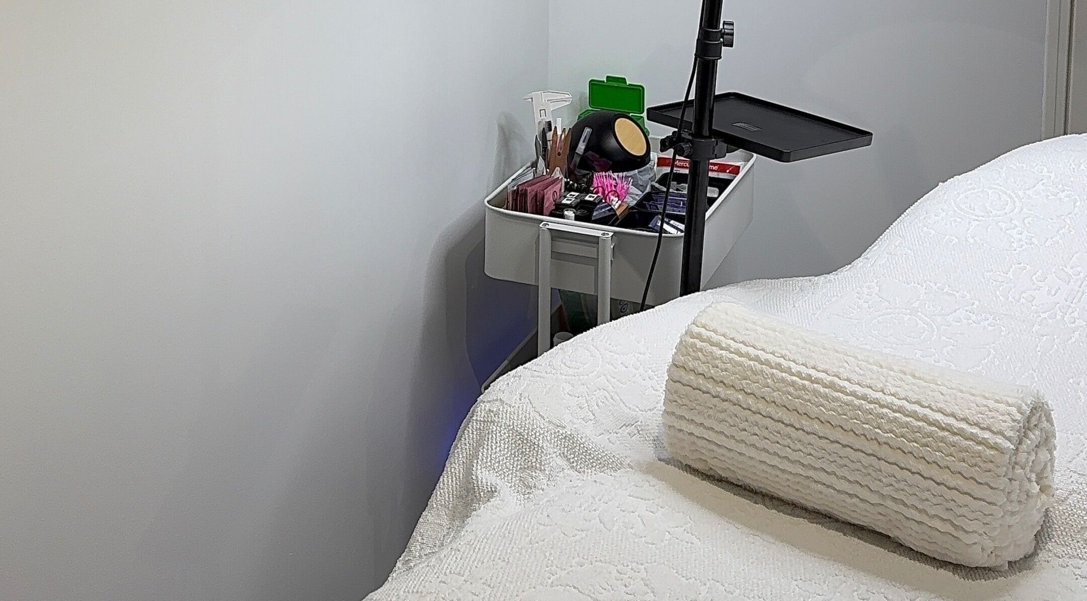 Lit de soin cosy à Harmony Facce, ., FR, prêt pour les traitements bien-être.