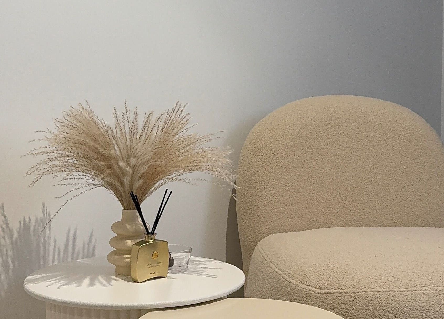 Coin détente chez Harmony Facce, ., FR avec chaise beige et déco minimaliste.