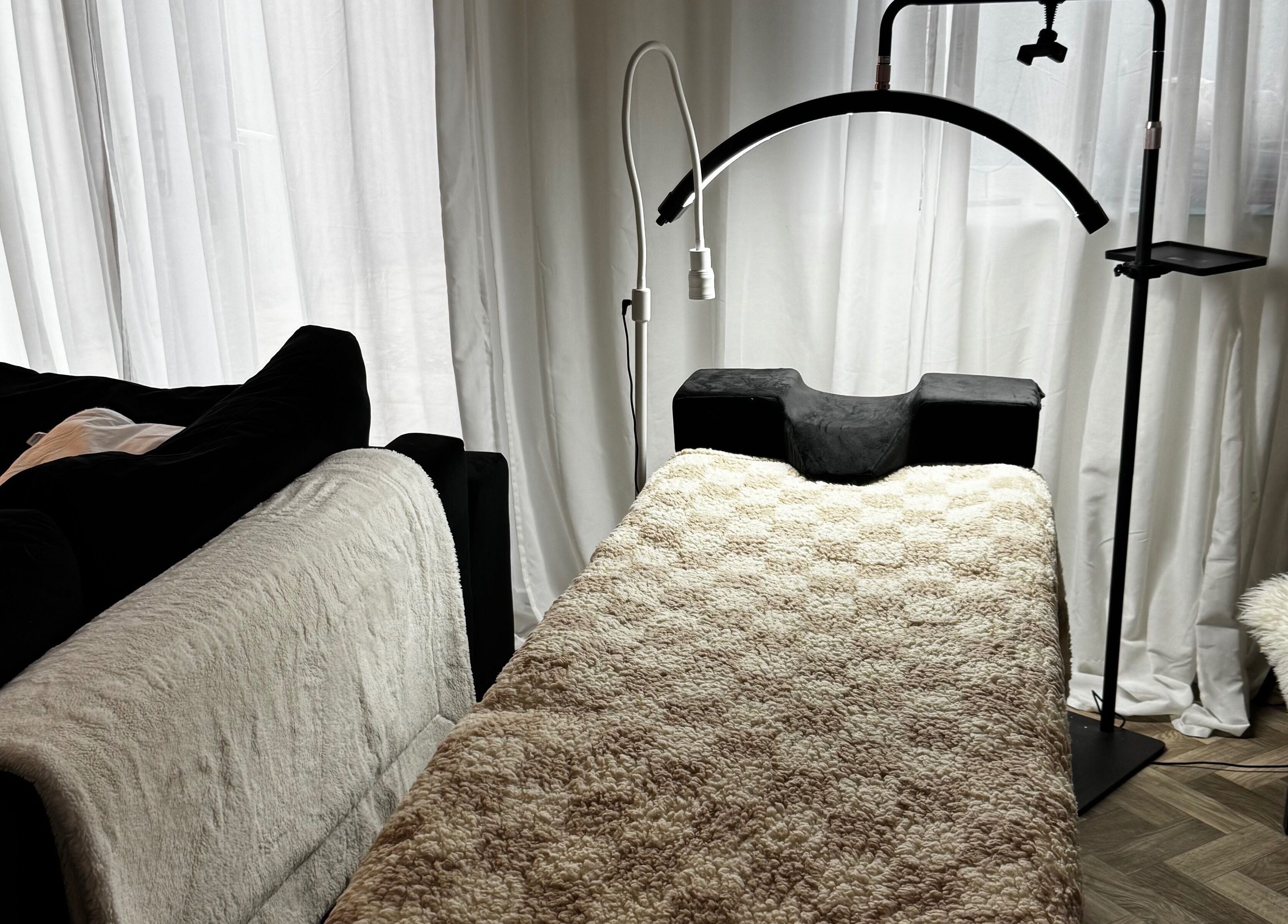 Luxurious treatment bed at Lusso Lashes in Brockworth, England, GB, ensuring a relaxing beauty experience.