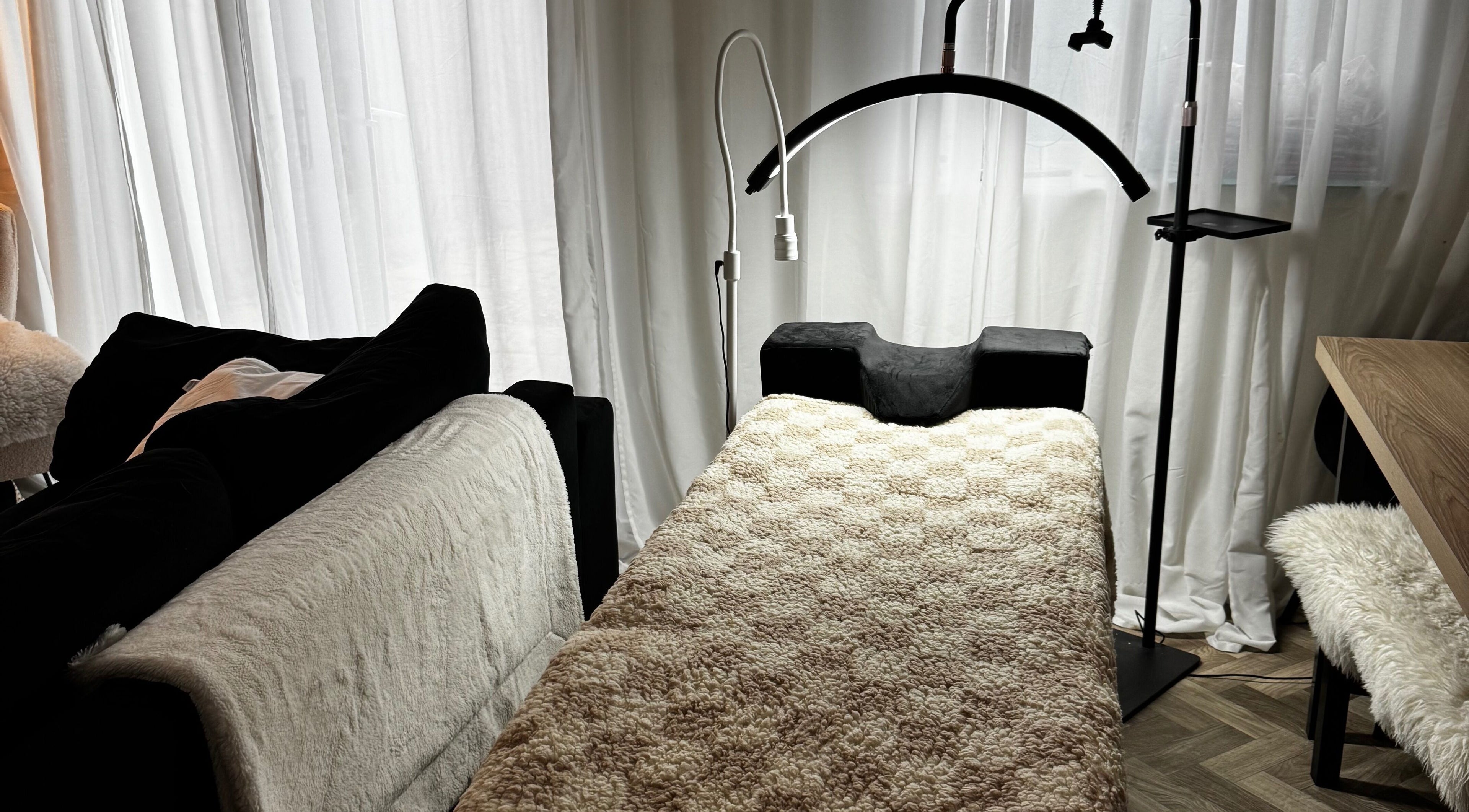 Luxurious treatment bed at Lusso Lashes in Brockworth, England, GB, ensuring a relaxing beauty experience.