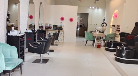 Gambar Streaks Ladies Salon - Majan 2