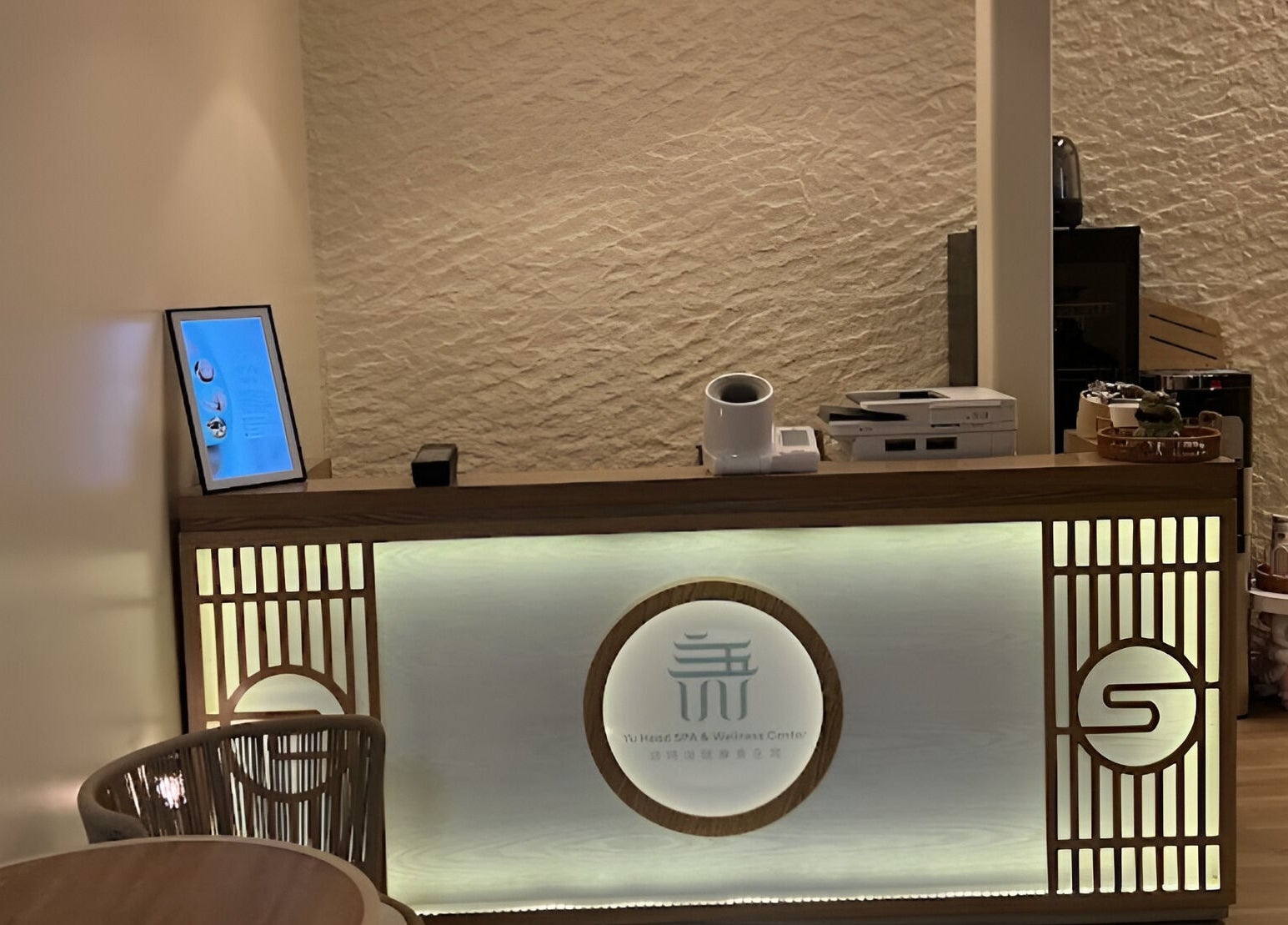 Welcoming reception at YU HEAD SPA & WELLNESS CENTER in Sandy, Utah, US with modern design elements.