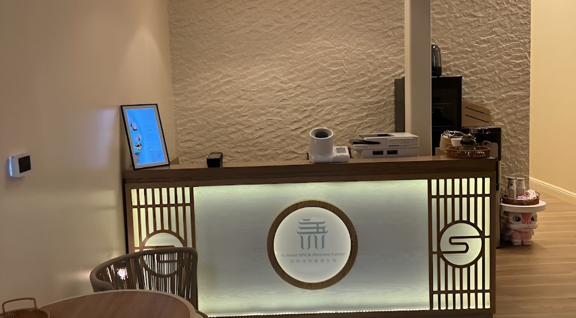 Welcoming reception at YU HEAD SPA & WELLNESS CENTER in Sandy, Utah, US with modern design elements.