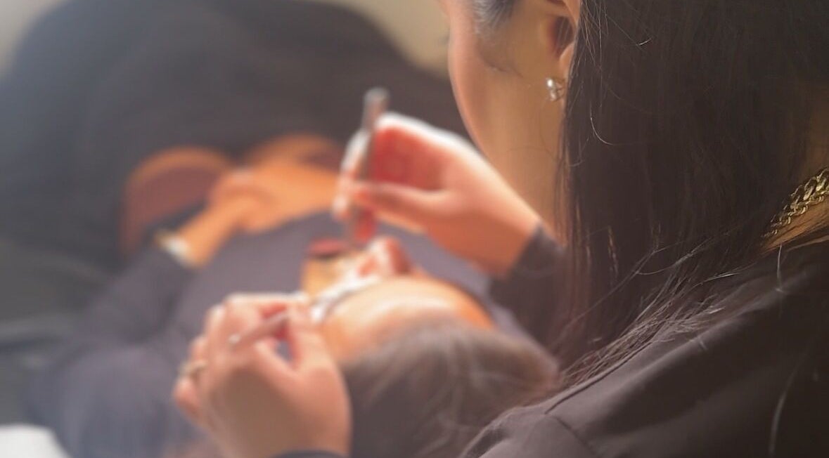 Aesthetician performing a relaxing beauty treatment at Jo’ Amor Beauty in Pearl City, Hawaii, US.