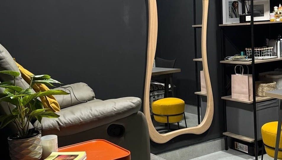 Интерьер салона Anastasiia в Bray, County Wicklow, IE с уютным креслом и зеркалом.