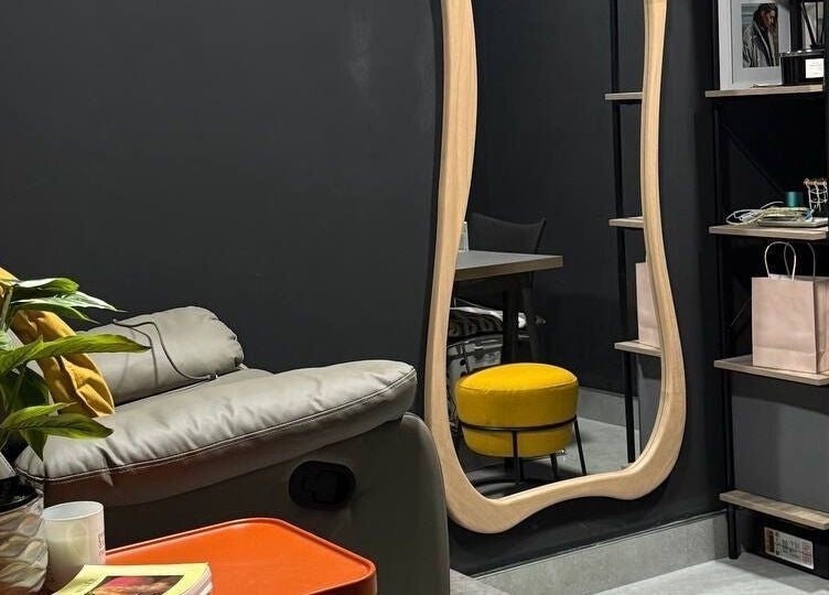 Интерьер салона Anastasiia в Bray, County Wicklow, IE с уютным креслом и зеркалом.