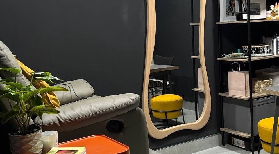 Интерьер салона Anastasiia в Bray, County Wicklow, IE с уютным креслом и зеркалом.