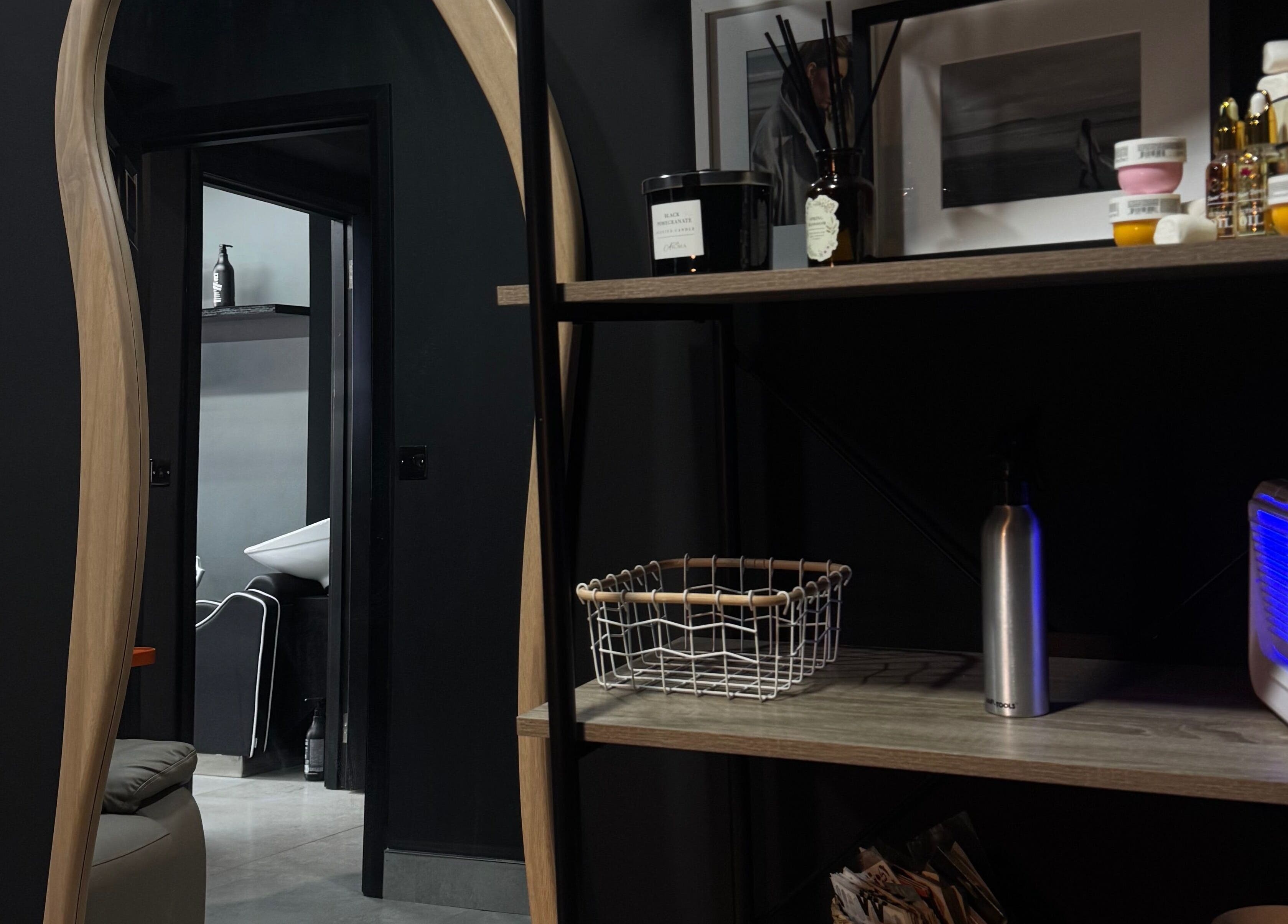 Интерьер салона Anastasiia в Брей, окруженный современными аксессуарами и зеркалом.