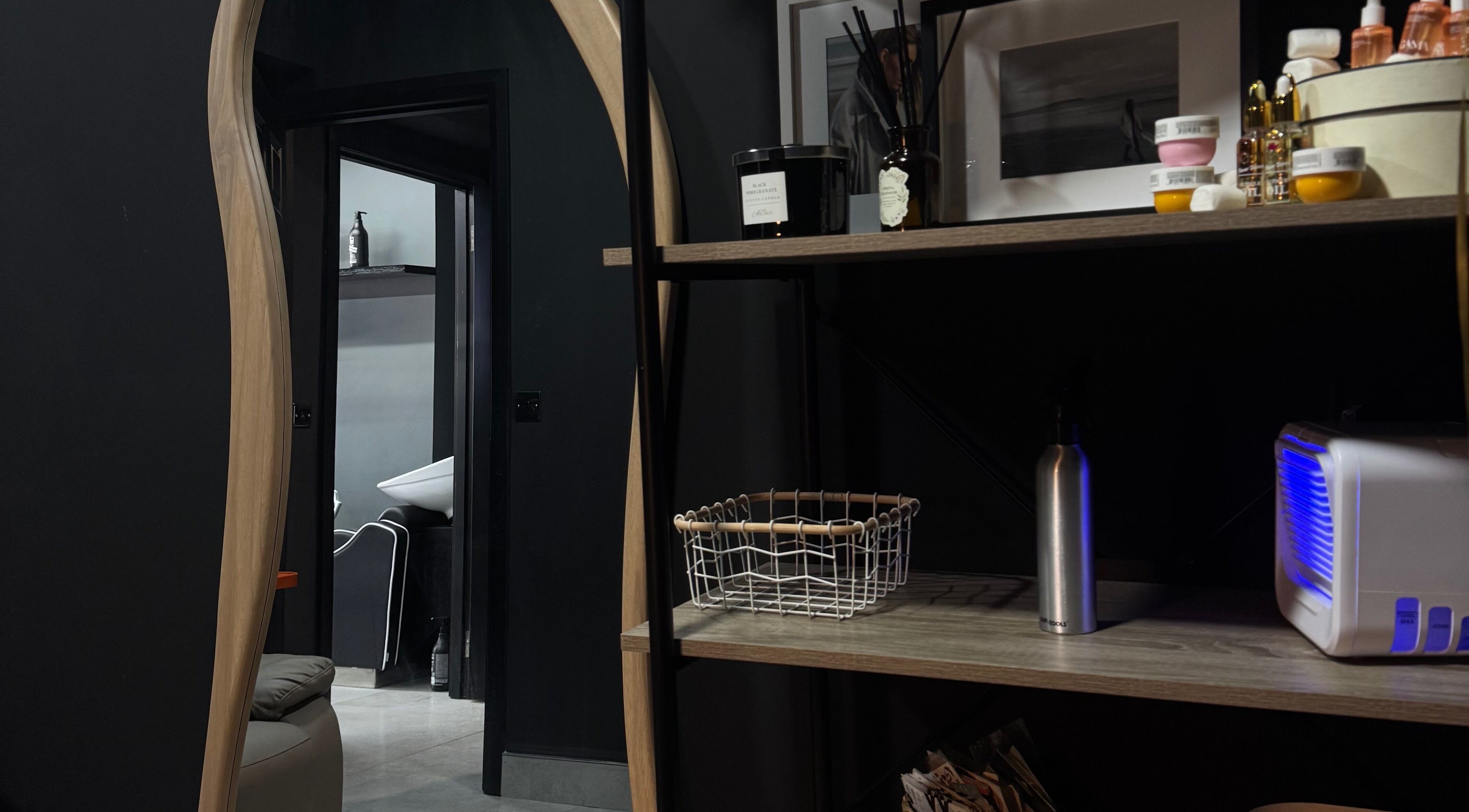 Интерьер салона Anastasiia в Брей, окруженный современными аксессуарами и зеркалом.