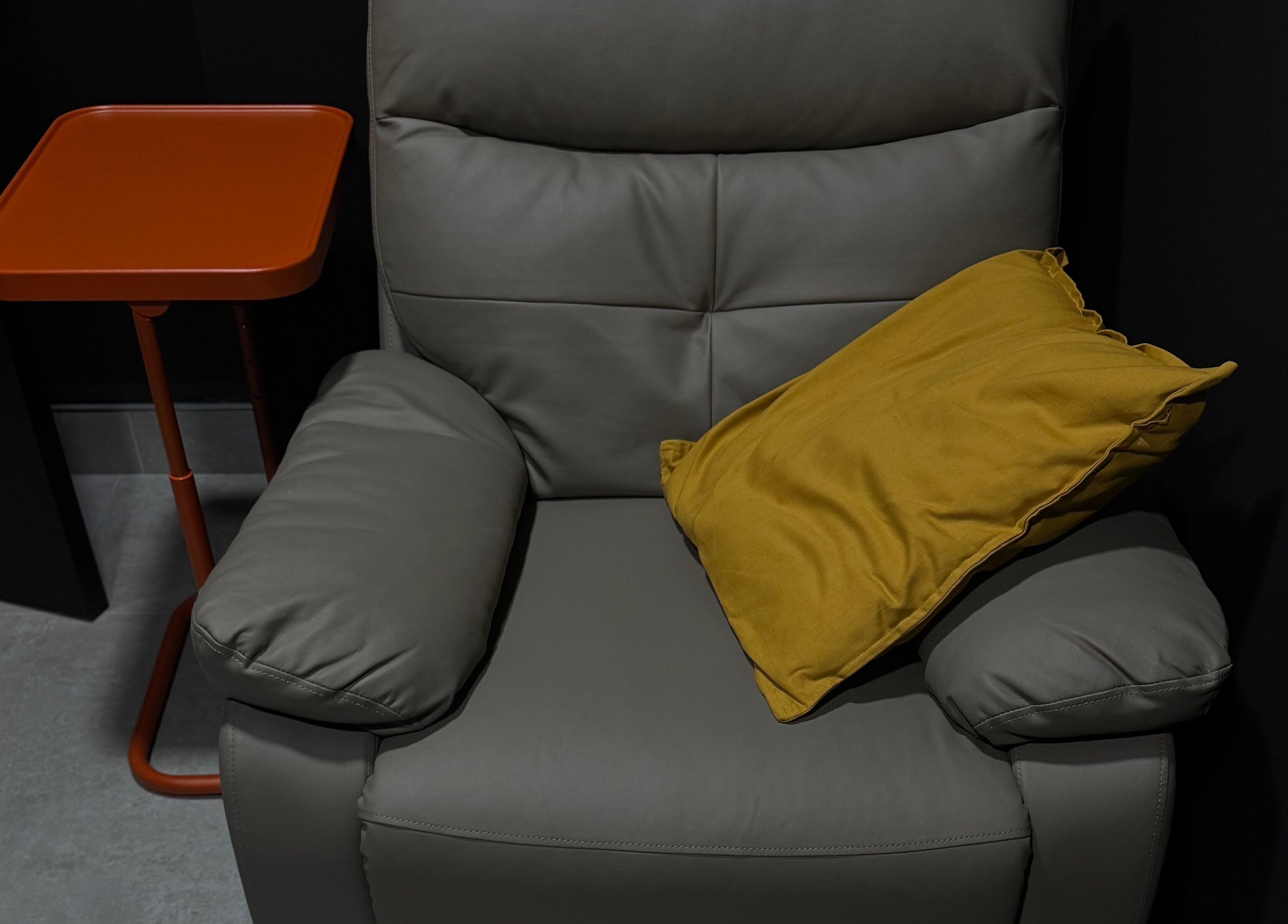 Комфортное кресло с подушкой в салоне Anastasiia, Брей, графство Уиклоу, IE.