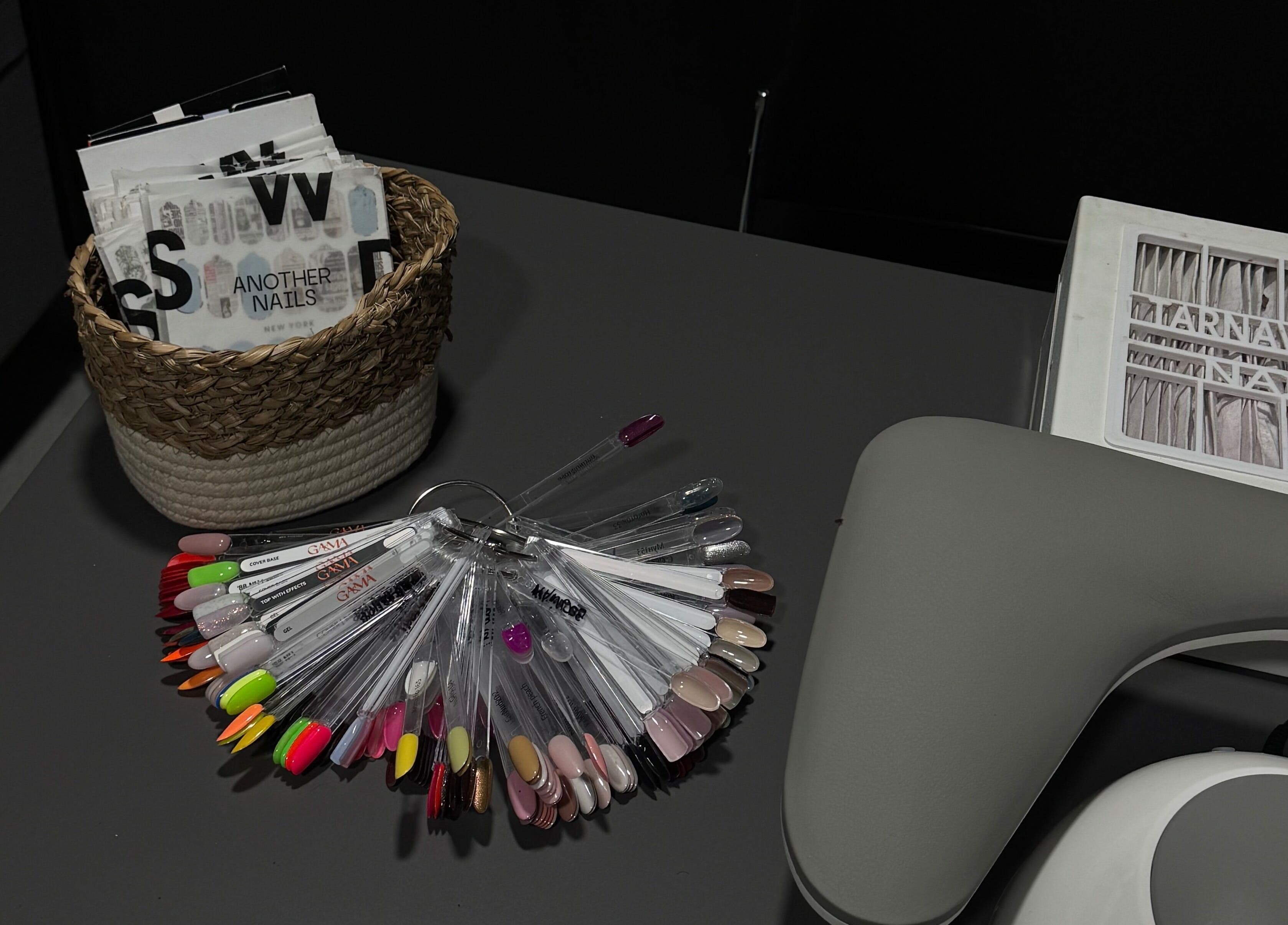 Коллекция образцов для ногтей в салоне Anastasiia, Bray, County Wicklow, IE.