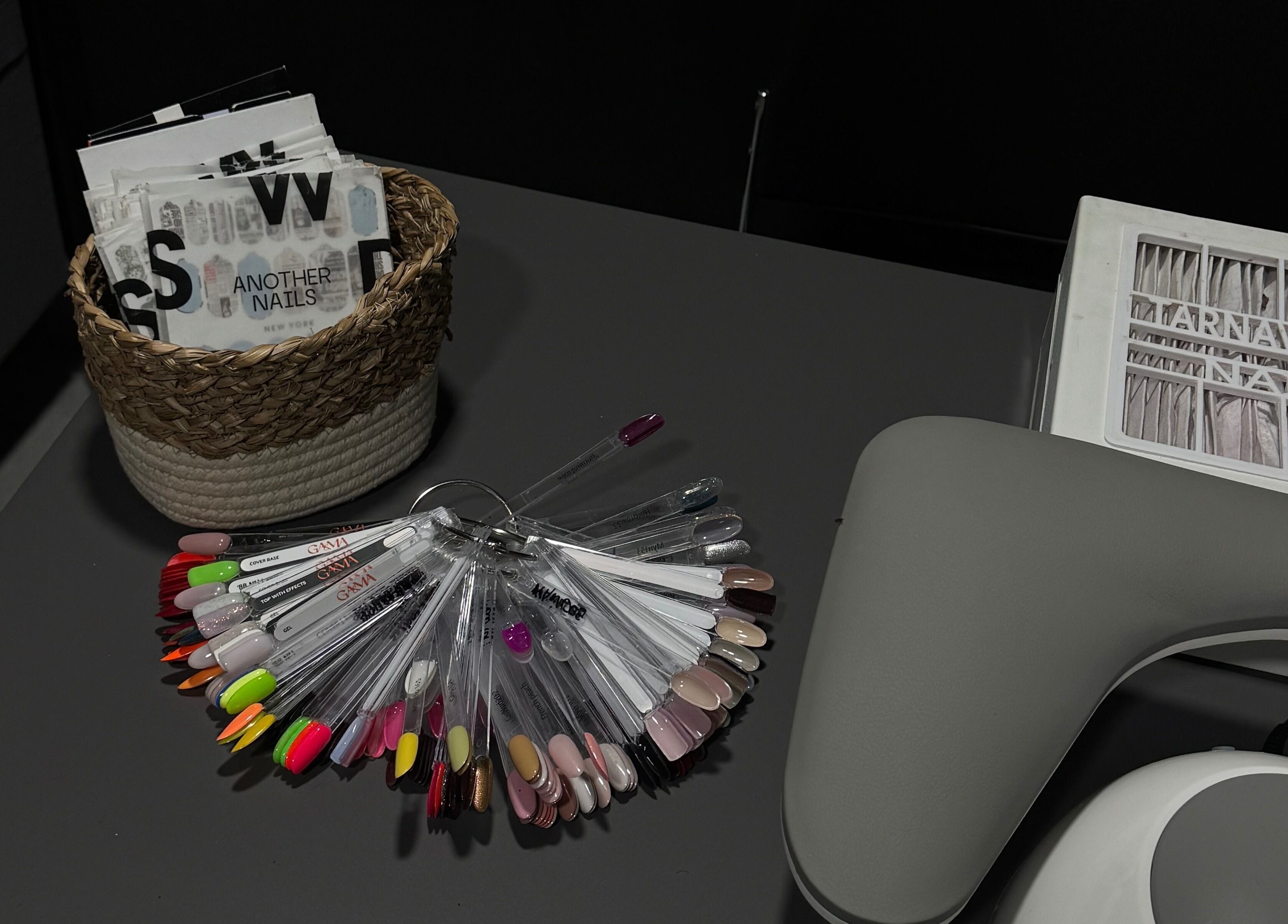 Коллекция образцов для ногтей в салоне Anastasiia, Bray, County Wicklow, IE.