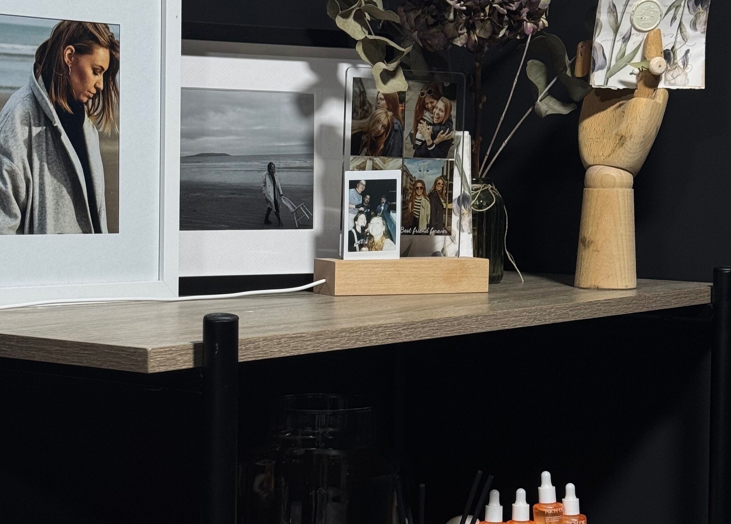 Фотографии и декор на полке в Anastasiia, Bray, County Wicklow, IE, создают уютную атмосферу.