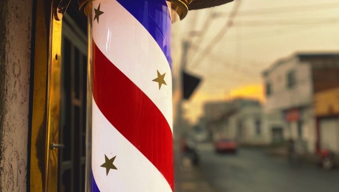 Columna de barbero tradicional frente a JD Barber Shop en Palmira, Valle Del Cauca, CO.