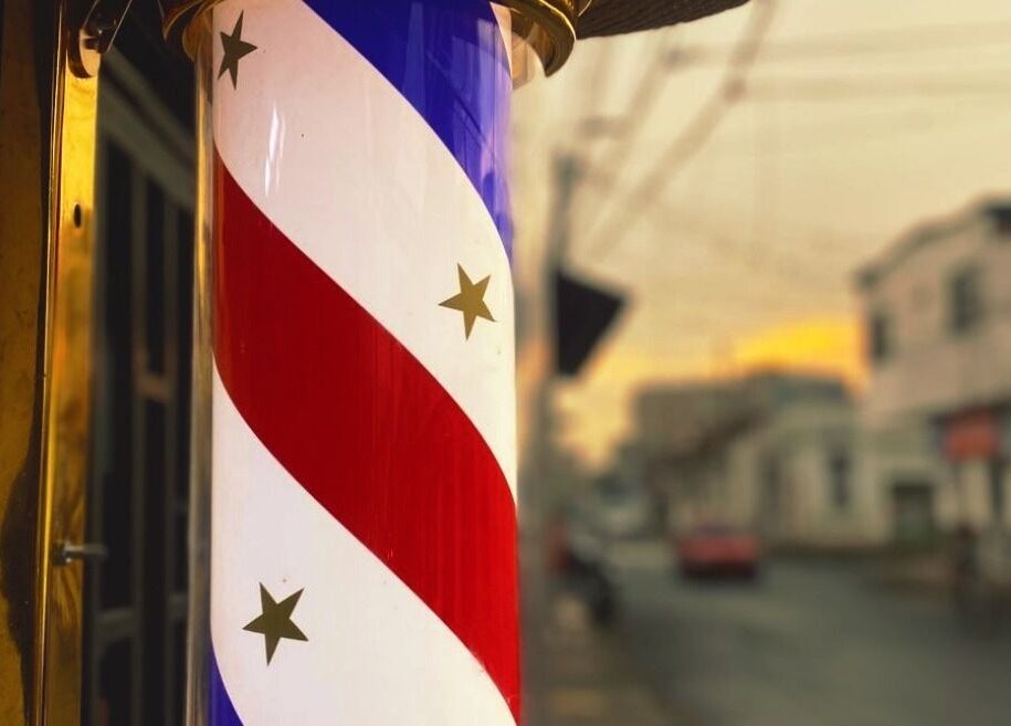 Columna de barbero tradicional frente a JD Barber Shop en Palmira, Valle Del Cauca, CO.