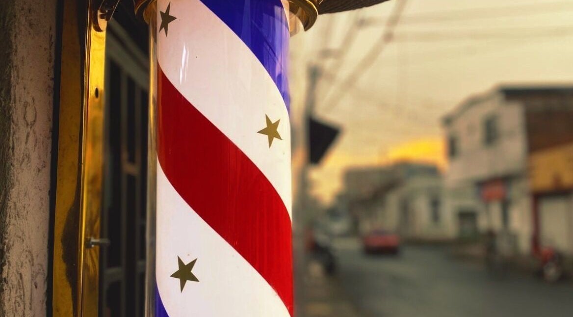 Columna de barbero tradicional frente a JD Barber Shop en Palmira, Valle Del Cauca, CO.