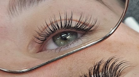 รูปภาพ Sydney LED Eyelash Extensions 3