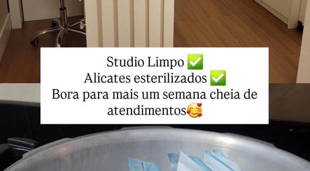 Interior limpo do Paty Mioto Nails em Paraná, Paraná, BR, com ferramentas esterilizadas prontas para uso.