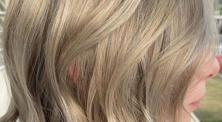 صورة Yves Hairstylist 2