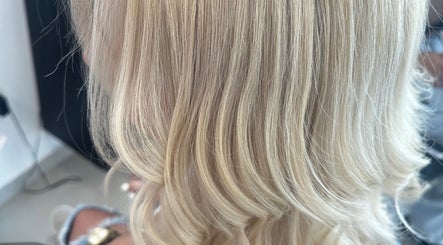 صورة Yves Hairstylist 3