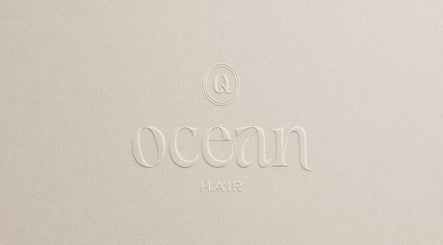 Logo elegante de Yves Hairstylist en Cabo Rojo, PR, con diseño de tipografía en relieve en tono neutro.